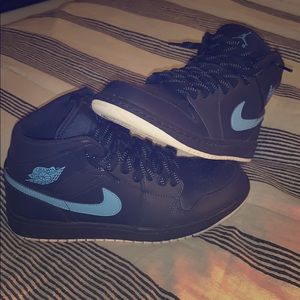 Jordan 1 Retro Mid Obsidian University Blue